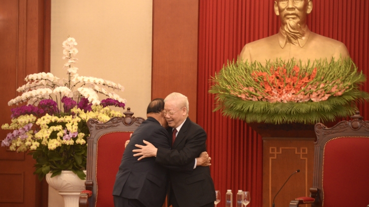 Khua git gai Ping gah ơi Nguyễn Phú Trọng tŭ jum Khua pơ ala mơnuih ƀon sang gơnong glông dêh čar Kur ơi Samdech Say Chhum 