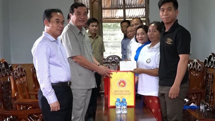 Bí thư Tỉnh ủy Quảng Nam tước đong t’cooh Lê Viết Muồng đhị Sê Kông (Lào)