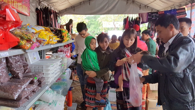 “Chợ Tết Công đoàn” cr’chăl Tết Nguyên đán 2023 bhrợ coh bấc vel đong