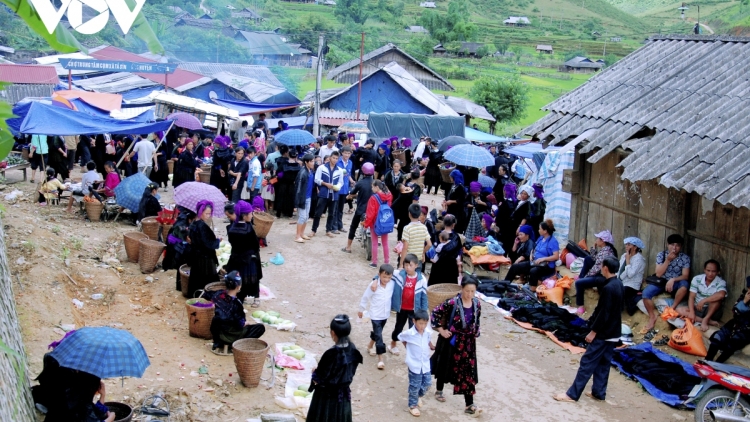 Xuống chợ mùa yêu