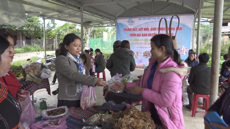 Hội chợ pa têệt pa dưr bh’nơơn ha rêê đhuôch âng pân đil Tây Giang