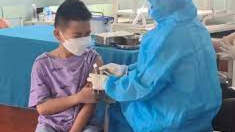 Gia Lai: Pơxiâm pâk vaccine COVID-19 rôh má 1 ăm vâi hdrêng 5 troh 12 hơnăm