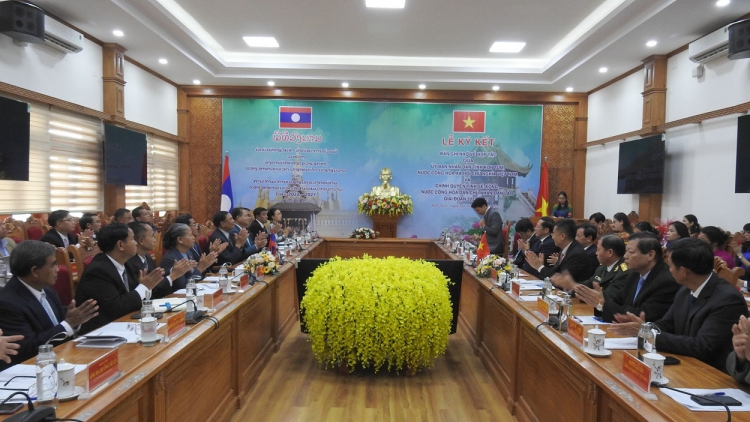 Dêh char Kon Tum păng Sê Kông (Lào) pơtrŭt jang hơdai vang hơtŏk tơ iung 