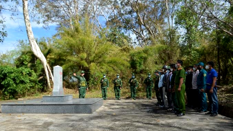 ពូនផ្ដុំកម្លាំងខ្លាំងក្លាក្នុងចិត្តប្រជាជនការពារព្រំដែន។