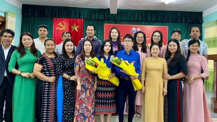 Pa dưr Đảng viên coh trường học: Bh’rợ bhrợ t’vaih manuyh t’mọt ooy Đảng đhị zr’lụ da ding k’coong A Lưới