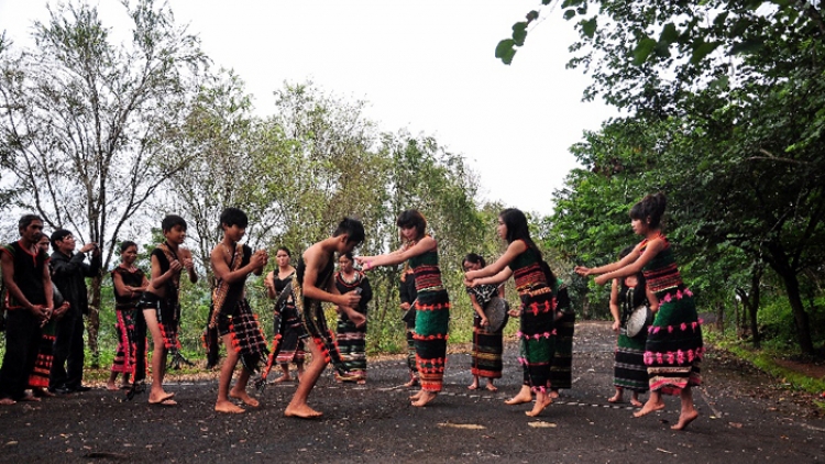 Ayong đaih lui adơi (Anh bỏ rơi em)