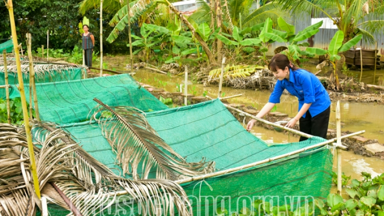 យុវជនពីររូបជាគំរូលេចធ្លោក្នុងចលនាផ្ដើមអាជីពនៅខេត្តសុកត្រាំង។ 