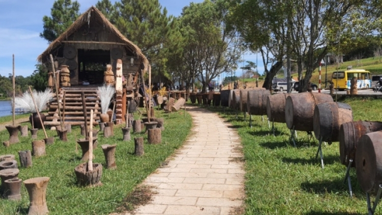 Festival bơkào Dà Làc dơ̆ 9 lơh làm uă tiah mờ uă ngan broă lơh niam bơnĕ