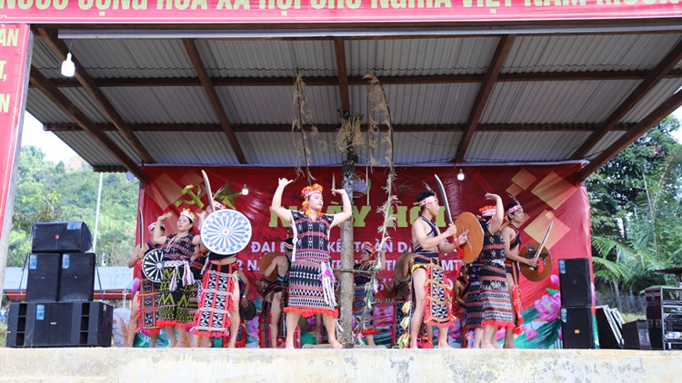 Bhui har T’ngay bhiêc bhan Đại đoàn kết coh zr’lụ da ding ca coong Quảng Nam