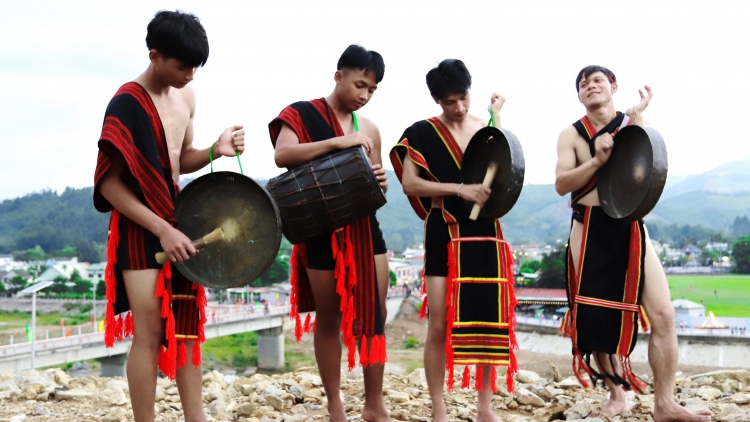 Nhà trường, năc đhị bhrợ pa dưr liêm loom chăp kiêng văn hóa acoon coh ha lang p’niên