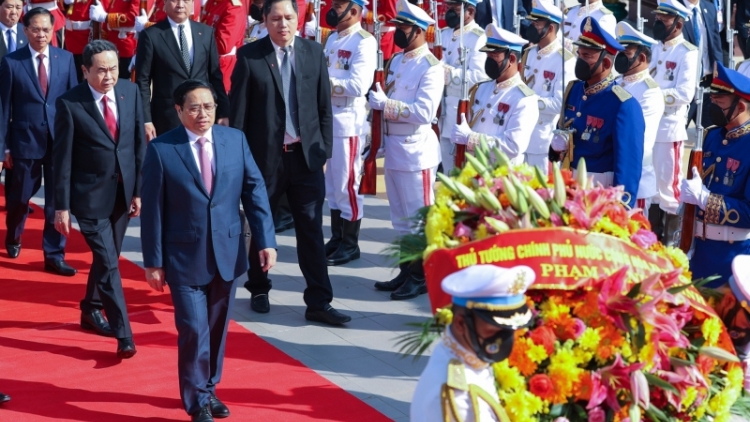 Thủ tướng Teh đak Campuchia Samdech Techo Hun Sen pơgơ̆r pơm lêh sơng Thủ tướng Phạm Minh Chính 