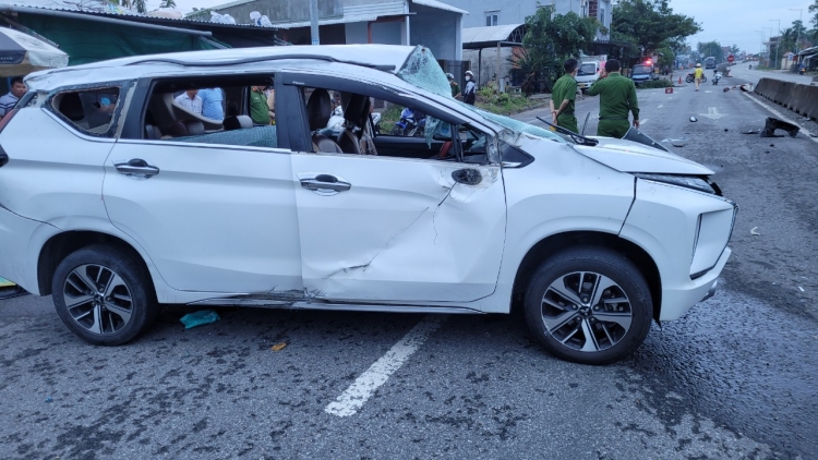 Quảng Ngãi: Ô tô chuh g’roong groong c’lâng, 2 cha năc chêệt, 3 cha năc bhrêy