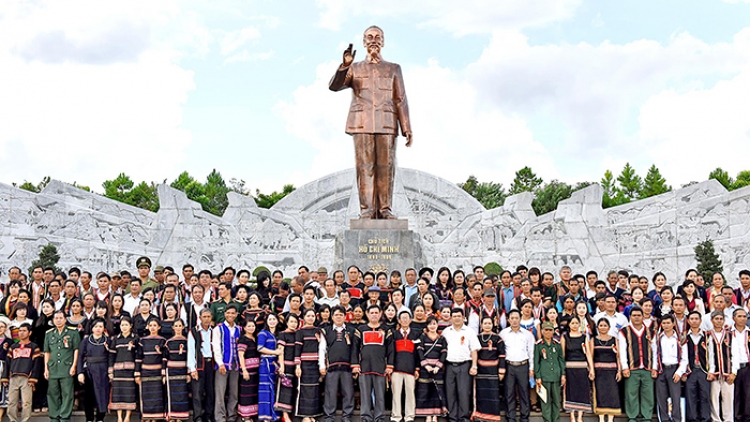 Ràs sa tàm bòn lơgar bơtàu tơngguh jat Bác Hồ