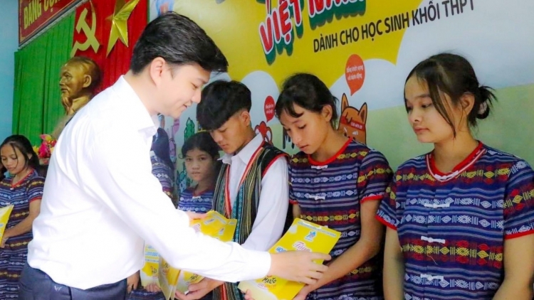 Bí thư Trung ương Đoàn lưm, cher hun pr’hêl đoọng ha pêê thầy cô giáo da ding ca coong Nam Trà My