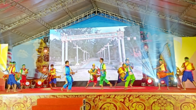 Trà Vinh: Tơợp bhrợ têng Bhiệc bhan t’nơợt căh chuyên đhanuôr Khmer g’luh I- k’nặ 300 diên viên căh chuyên ting pâh