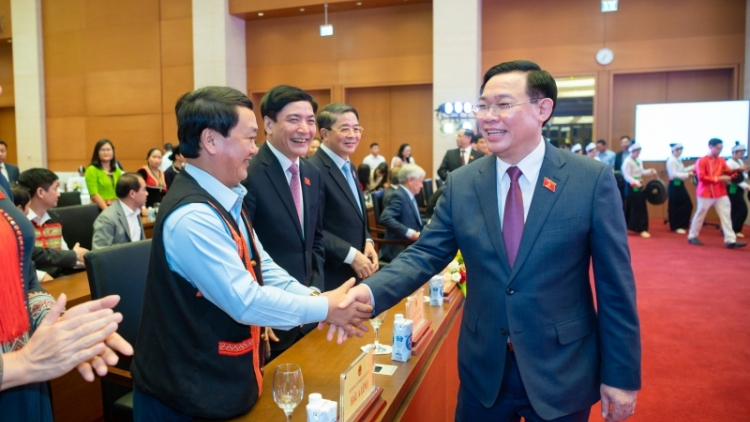 Chủ tịch Quốc hội lưm ĐBQH manứih acoon cóh, chức sắc tôn giáo lâng nhà giáo