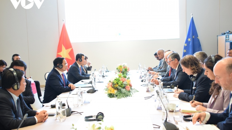 Thủ tướng Phạm Minh Chính pâh lâng prá xay xa nay chr’năp đhị bh’rợ prá xay lâng Triển lãm Kinh tế T’viêng c’moo 2022