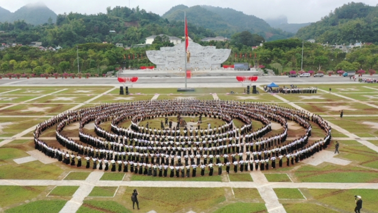 Các thí sinh hoa hậu du lịch thế giới hòa mình cùng vòng xòe Thái.