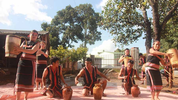 Gơyut ayong mơng hlâo