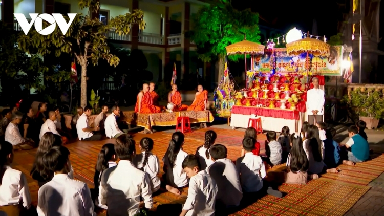 ពិធីបុណ្យអកអំបុកសំពះព្រះខែរបស់បងប្អូនខ្មែរនៅត្រាវិញក្រោយរយ:ពេលពីរឆ្នាំត្រូវអាក់ខានដោយសាររងផលប៉ះពាល់ពីជំងឺរាតត្បាតកូវីដ១៩។