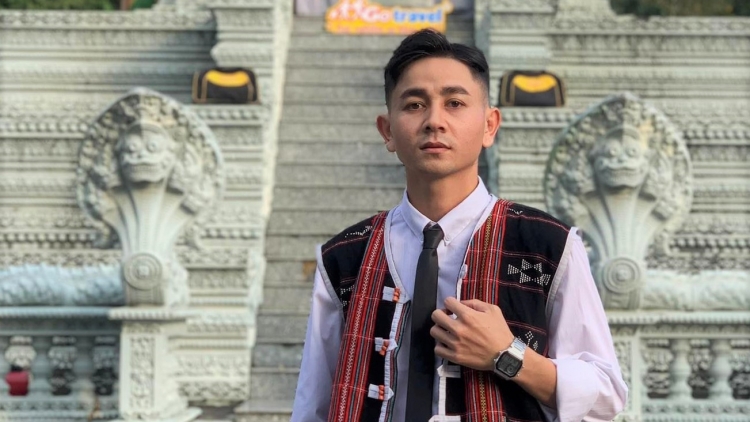 Nghệ sĩ Cơ Tu dzợ p’niên Danh Zoram pa căh MV năl ơn thầy cô zr’lụ da ding ca coong