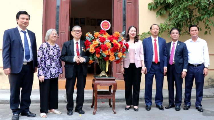 Groi Kruanh dak Võ Thị Ánh Xuân khâl nhà giáo Nhân dân Nguyễn Đức Thìn 