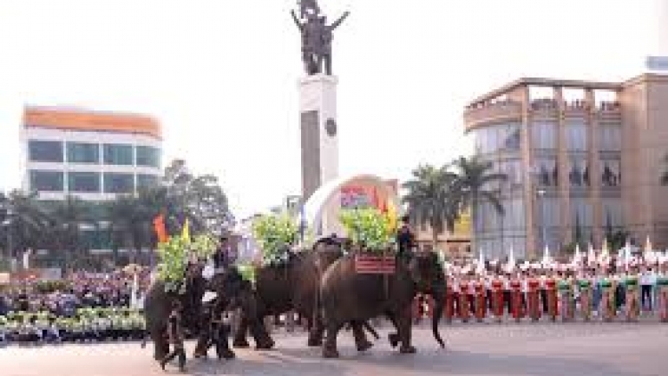 Ràs sa tàm bòn lơgar bơtàu tơngguh jat Bác Hồ