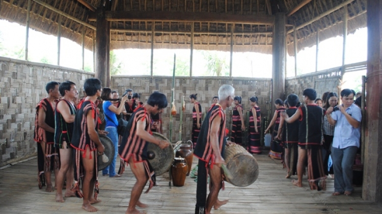 Ing dê̆ bă hôm am (Cha mẹ có cho phép không)