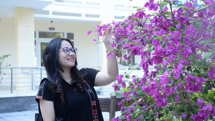 Ađoo cô giáo dzợ p’niên lứch loom lâng học trò coh da ding k’coong A Lưới