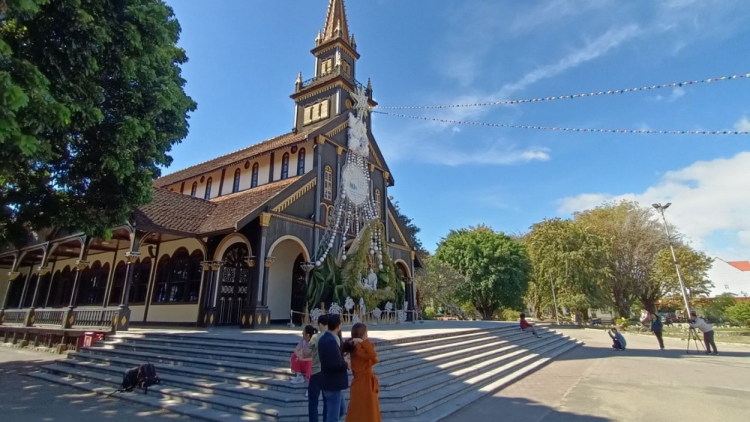  Mčhĭt m’uăt ai êwa drông Knăm Noel ti Kon Tum - Gia Lai 