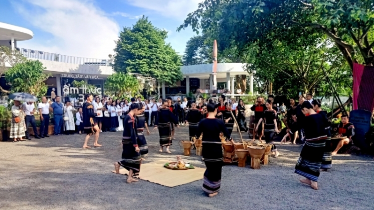 Dak Lak pơgơ̆r hop akŏm hơlen lăng Tơdrong jang “hơtŏk tơiung tơmang lăng jing tơdrong jang mŭk drăm tơm”. 