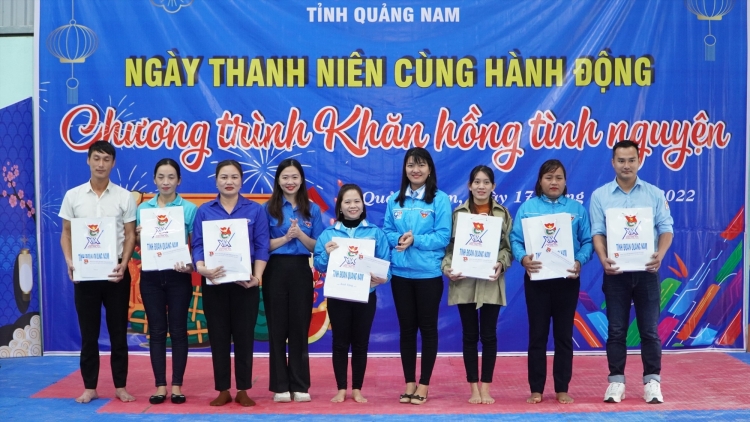 Chr’nắp pr’hay xa nay bh’rợ “Khăn bhrông tình nguyện-Tết chắp nhêr”