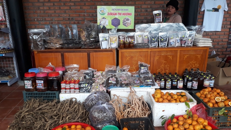 Pr'hay chr'nắp Hội chợ thủ công-nông sản k'coong ch'ngai Tây Giang - Quảng Nam