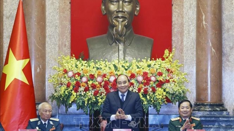 Chủ tịch nước tr’lưm lâng c’bhúh đại biểu zâp apêê cựu chiến binh Bộ đội Tên lửa phòng không lâng Sư đoàn 361