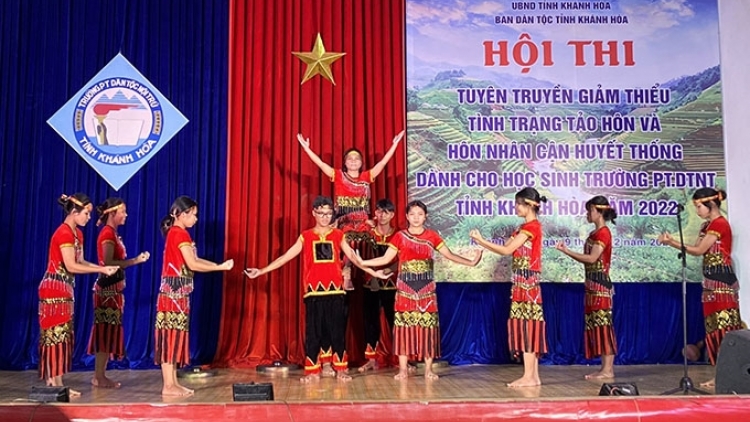 Lâh 300 học sinh acoon coh tỉnh Khánh Hòa bơơn xay moon pháp luật dăh pa xiêr đhr’năng tr’bơơn tr’pay tơợ p’niên k’tứi