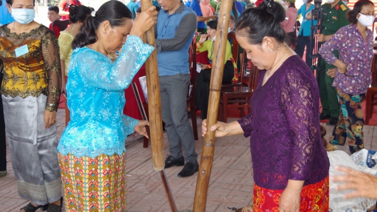 Pa dưr k’rơ khối đại đoàn kết pazêng acoon coh đhị zr’lụ c’noong k’tiêc