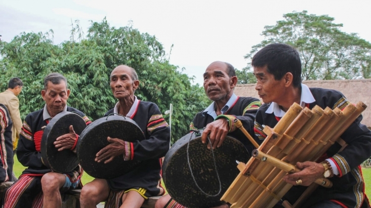 Sang bơhiàn ờ niam bau kòn