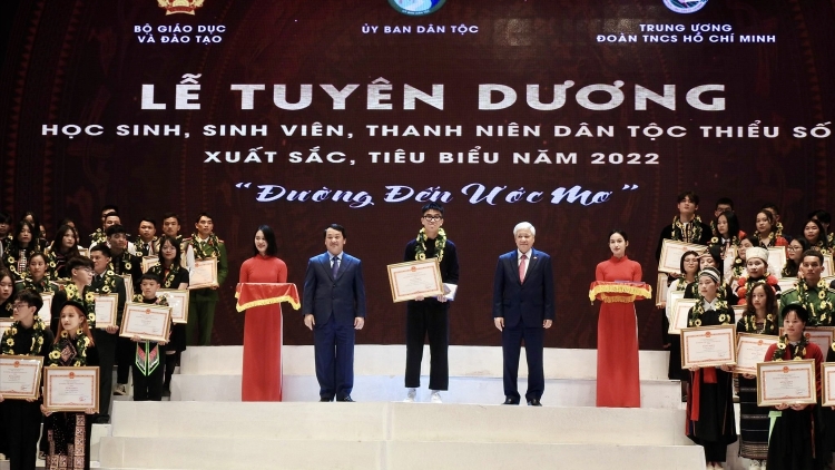 Hơnh deh 142 học sinh, sinh viên, đha đhâm c’mor ma nuyh acoon coh bhriêl choom bhlầng