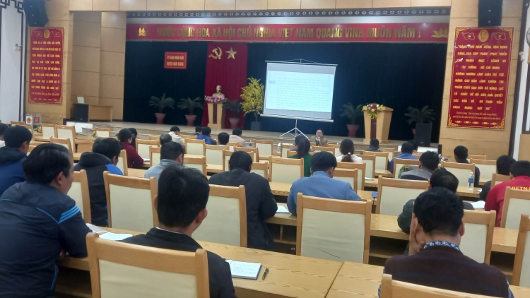 Nam Giang pa choom đoọng ooy bhrợ pa dưr chr’val, thị trấn bơơn cr’noọ xa nay bơơn năl pháp luật