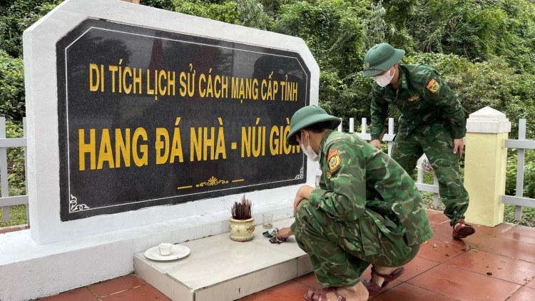 Bấc bh’rợ hơnh déh t’ngay bhrợ pa dưr Quân đội Nhân dân Việt Nam