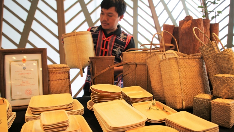 Bhrợ t’vaih c’lâng bhrợ cha nhâm âng ha đha nuôr, pa xiêr apêê đhr’năng bhrợ bil crâng