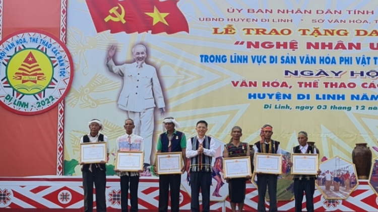 An ndơ rnê rhơn “Nghệ nhân ưu tú” chĭng gông an 6 nuĭh ta Lâm Đồng 