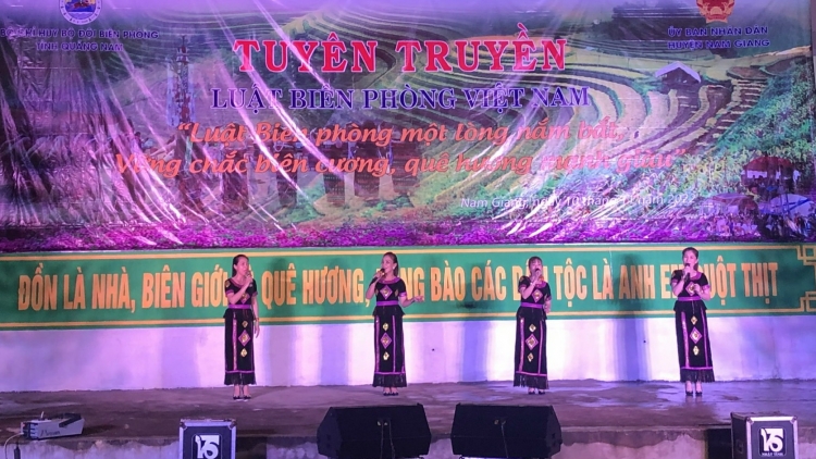 Râu liêm choom coh bh’rợ sân khấu hóa xay truih pháp luật coh zr’lụ da ding ca coong k’noong k’tiêc