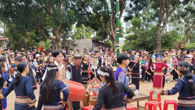 Tơlơi ngă sen  “Angin bơyan bơnga” 