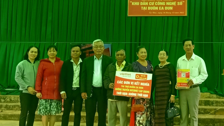 Lơh gơ rề “Ƀòn làng bol ơm kis kông nghệ sồ” tus ală thôn, ƀòn tàm Dăk Lăk