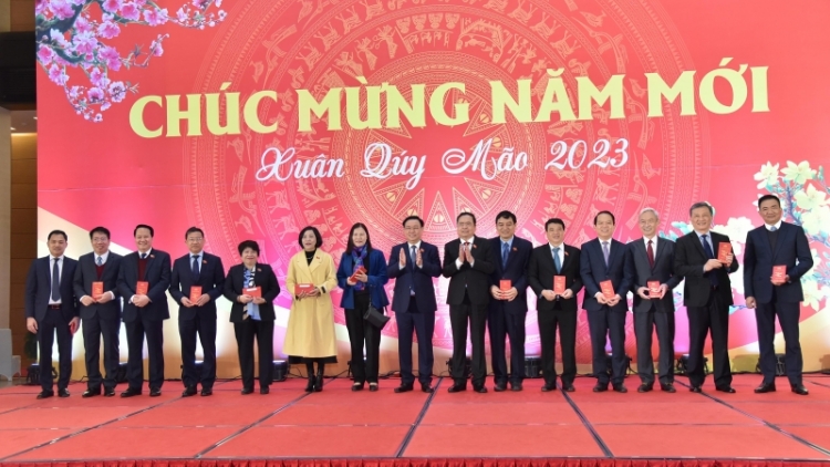 Kruanh Quốc hội Vương Đình Huệ mâp măt ăp Đại biểu Quốc hội rnâng kan ta Trung ương