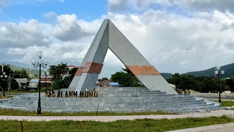 XUÂN MAI DI PALEI ANH HÙNG PI NĂNG TẮC