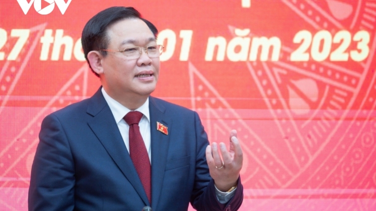 Chủ tịch Quốc hội Vương Đình Huệ lướt lum lêy, hơnh deh Tết Viện pa chắp bhrợ t’vaih pháp luật