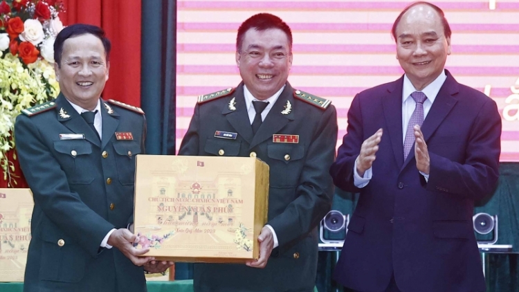 Kơdră teh đak Nguyễn Xuân Phúc năm ngôi păng hmach thơ thâu têt tơ̆ Dak Lak 