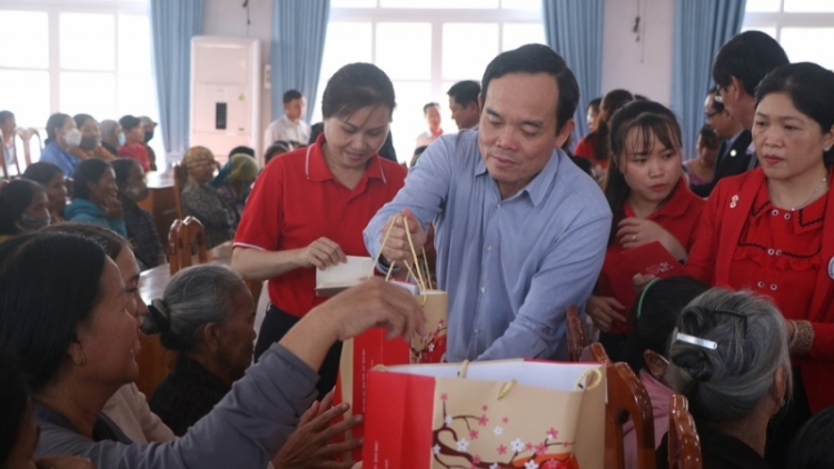 Pôa Trần Lưu Quang Ngế pro xiâm phŏ hnê ngăn tơnêi têa lăm pôu hbru tơmeăm Tết a Ninh Thuận